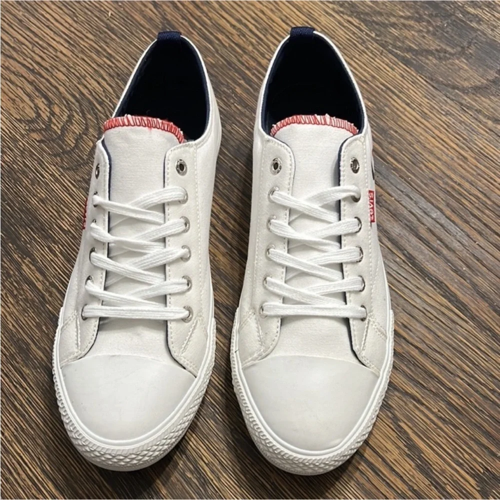 New authentic Levi's woman's designer sneakers sz 11 display